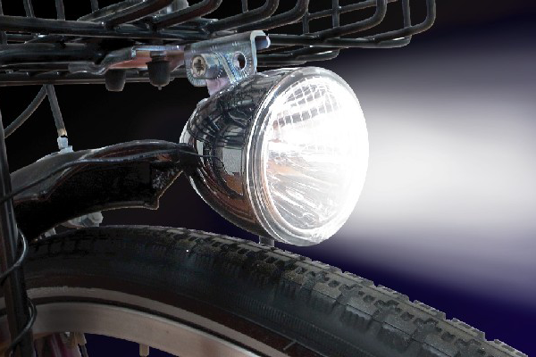 バスケット下取り付けタイプの小型ランプ。暗くなったら自動で点灯するオートライト機能付きなので安心です。