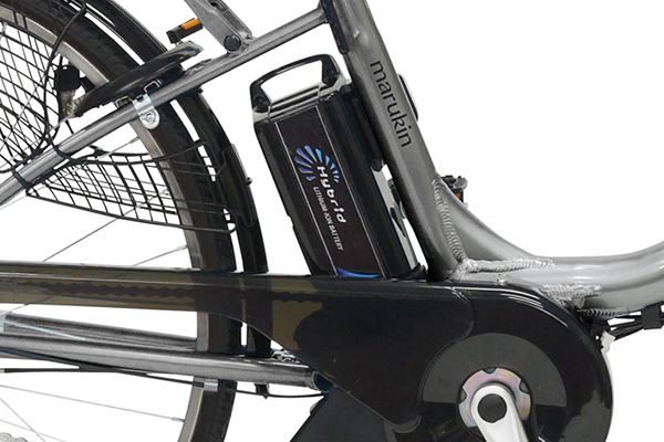 充電時間約2.5時間で最大約45km走行可能。