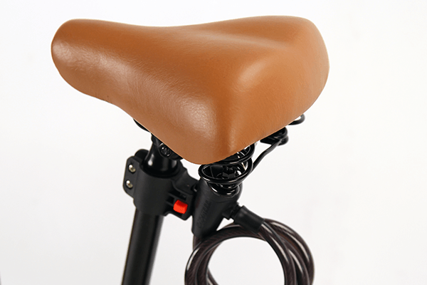 ゆったりとした幅の広いサドルで安定感を。