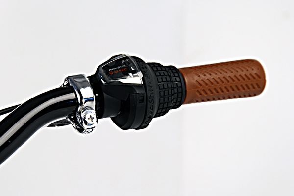 ハンドルを握ったままギアを変更できるシマノ製のグリップシフトを採用。