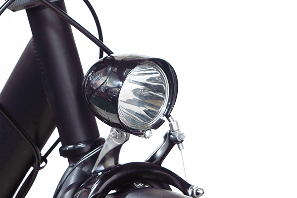 前輪の上に小型で明るいLEDオートライトを装備。ライトが真ん中にある為タイヤに遮られず前方を広く明るく照らします。
