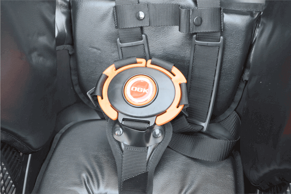 ヘッドレスト付きチャイルドシート搭載ママフレロック206D アサヒ