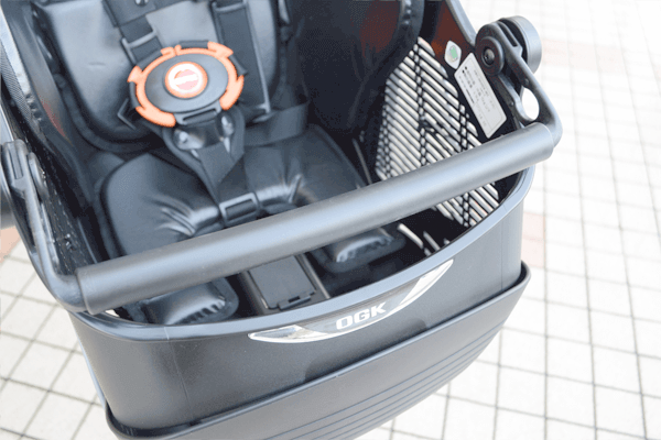 ヘッドレスト付きチャイルドシート搭載ママフレロック206D アサヒ