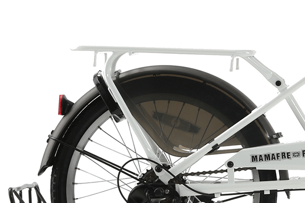 チャイルドシート取付けてお子様を乗せた時、足がタイヤに巻き込まれるのを防ぐドレスガードを装着。