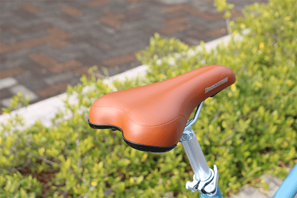 柔らかなブラウンのサドル。中央が窪み快適な走行を可能にします。※画像は旧モデルのカラーです