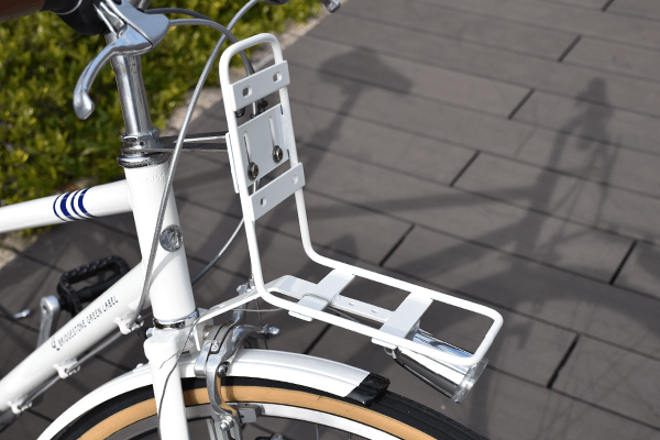 オプションでカゴの取り付けが可能なフロントキャリア。ちょっとした荷物を置きたい時に便利。