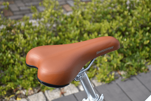 幅の狭いサドルを採用。長時間乗っていても苦になりません。