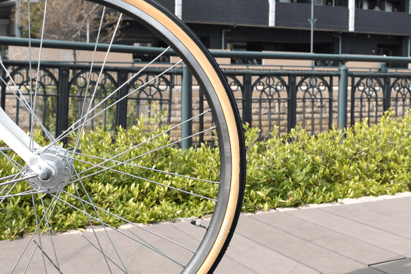 スポーティな車体のデザインにあわせて、スポークもオリジナルデザインに。