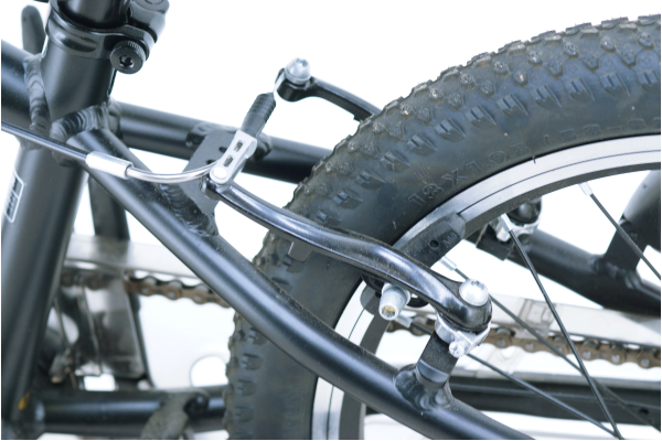 軽い力で高い制動力を得られるVブレーキ。