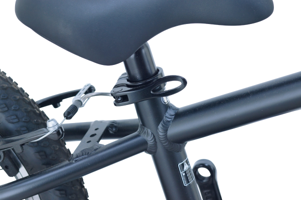サドルは工具不要のクイックレバー方式なので、お子様の身長に合わせて変更可能です。