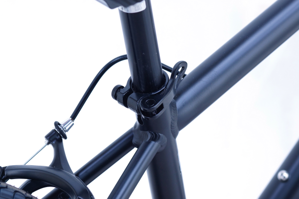 サドルは工具不要のクイックレバー方式なので、お子様の身長に合わせて変更可能です。