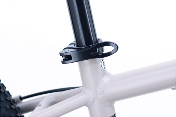 サドルは工具不要のクイックレバー方式なので、お子様の身長に合わせて変更可能です。