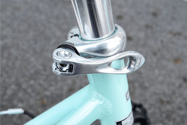 ワンタッチで簡単にサドルの高さを調節できます。見た目もスッキリ！