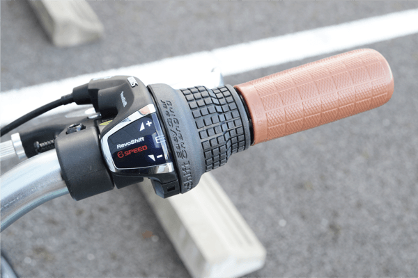 ハンドルを握ったままギアを変更できる、シマノ製のグリップシフトを採用。