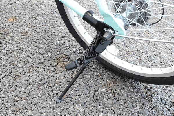 停車時に必須の片足スタンドを標準装備。