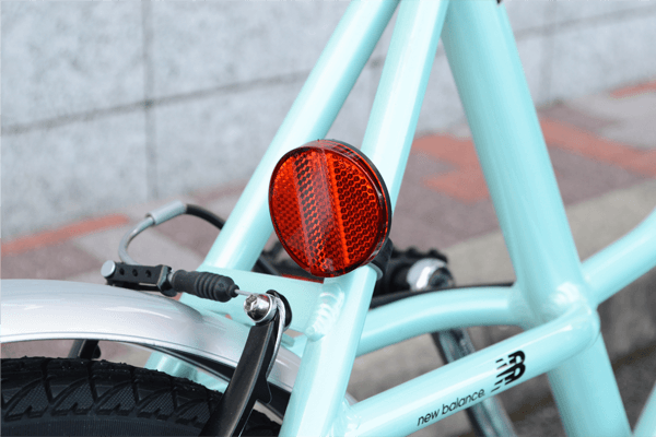 夜間の走行時に必須！反射板が標準装備。