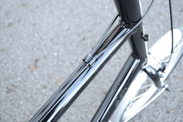 ブレーキケーブルを固定し、見た目もスッキリさせました。