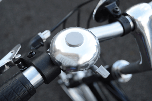 澄んだ音色が心地よい単打ベル。車体カラーを引き立たせるシルバーがオシャレを演出。