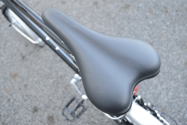 中央にくぼみがあり、長時間の走行でもお尻が痛くなりづらく、快適に走行可能。