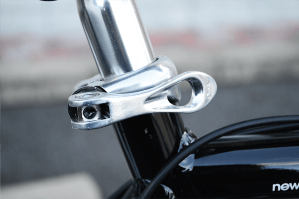 ワンタッチで簡単にサドルの高さを調節できます。見た目もスッキリ！