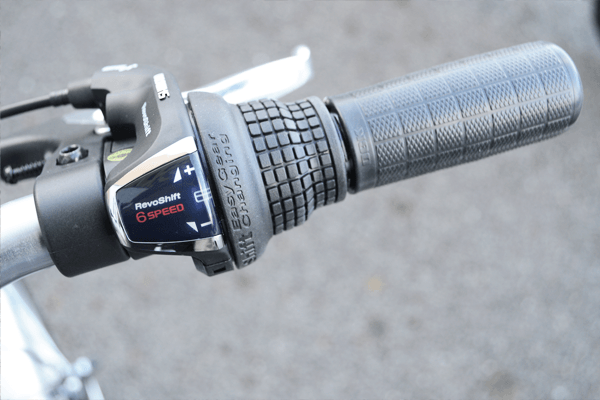 ハンドルを握ったままギアを変更できる、シマノ製のグリップシフトを採用。
