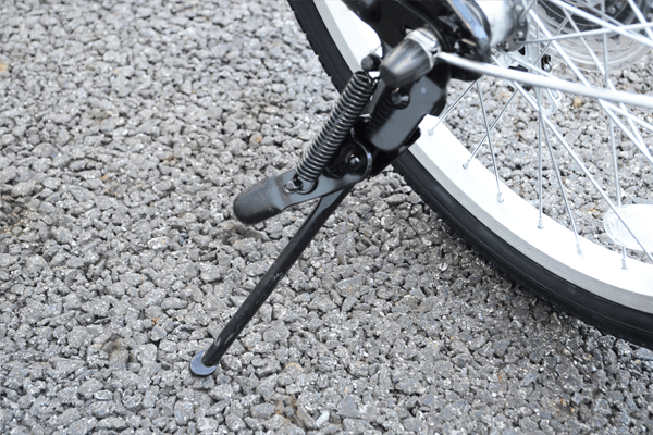 停車時に必須の片足スタンドを標準装備。