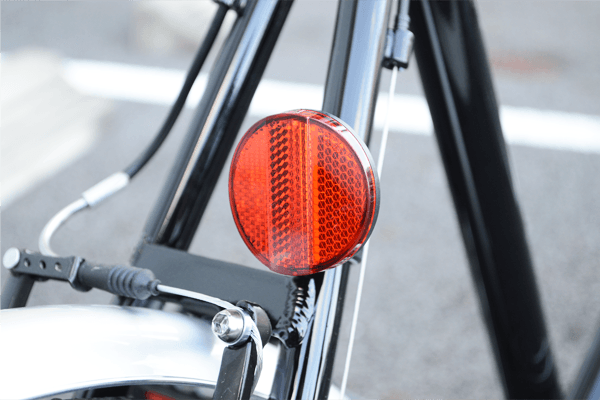 夜間の走行時に必須！反射板が標準装備。