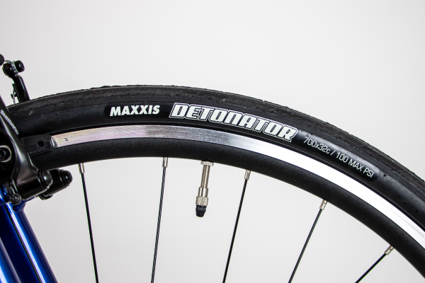 この価格帯のクロスバイクとしてはコスパ抜群のMAXXIS DETONATOR ケブラービードタイヤを採用。