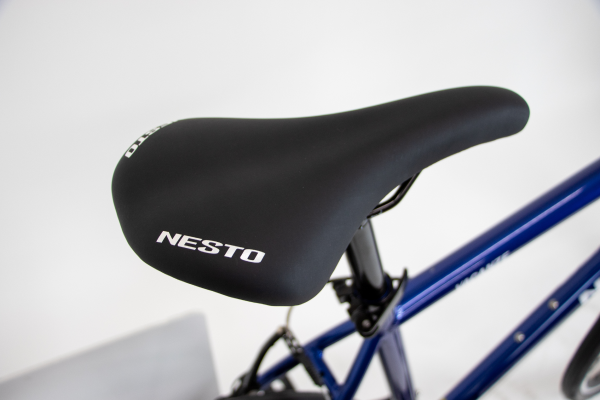 漕ぎやすい、細身のスポーツサドル。