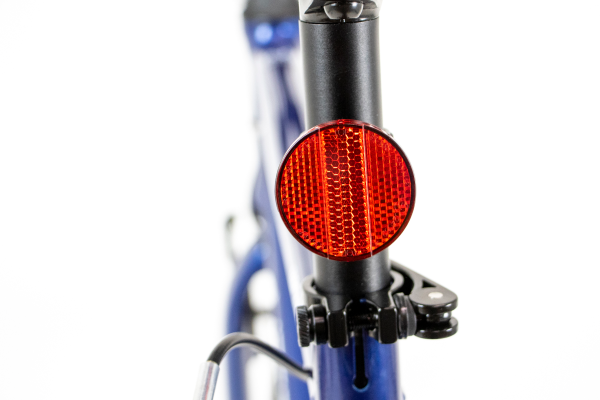 夜道での存在感を発揮するリフレクターを標準装備。