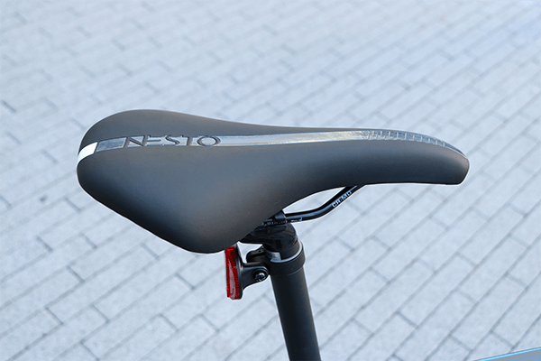 幅の細いスポーツサドルにより前傾姿勢での走行がしやすいです。