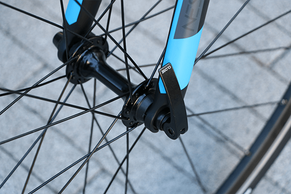 スパナなどの工具を使わずに簡単に車輪の着脱が可能。