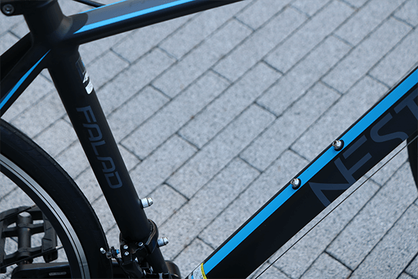 ペットボトルホルダー・スポーツボトルホルダーが設置可能なダボつき。