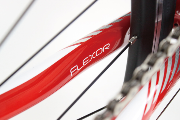 フレームリア部に快適性を向上させる振動吸収機構「FLEXOR(フレクサー)」を採用。