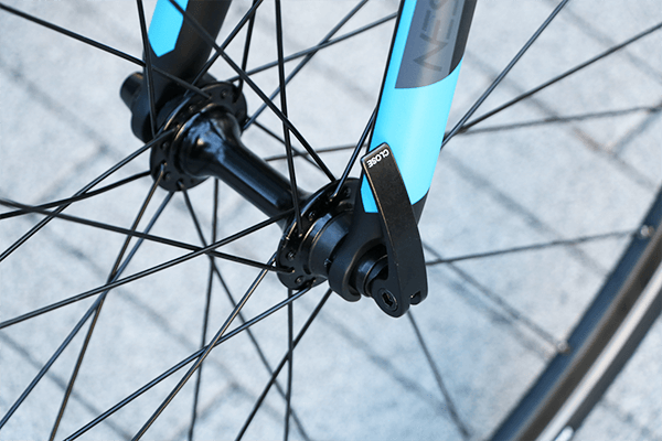 スパナなどの工具を使わずに簡単に車輪の着脱が可能。(※画像は19年モデル)