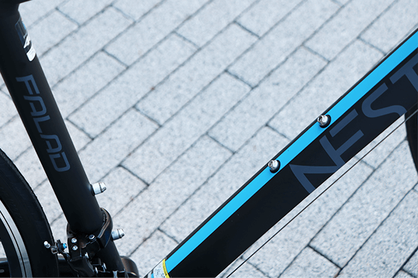 ペットボトルホルダー・スポーツボトルホルダーが設置可能なダボつき。(※画像は19年モデル)