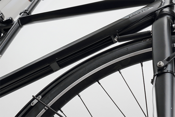 ダウンチューブにワイヤー類を半内装することで見た目もすっきり。