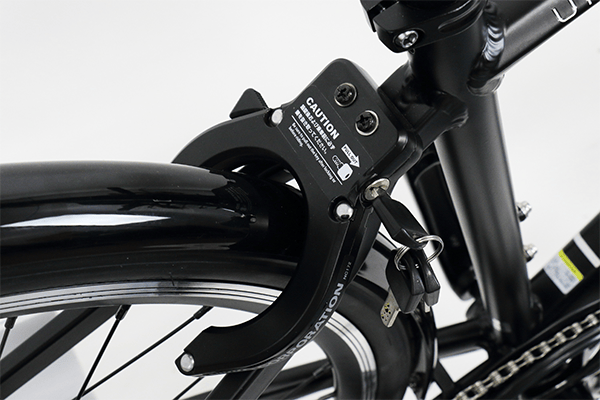 スポーツバイクにぴったりなスリムなリング錠が取り付けられています。