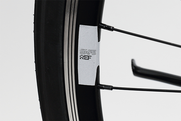 ホイールには側面からの視認性を高めるリフレクターシールが取り付けられています。