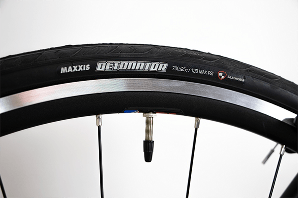 細すぎず、太過ぎない25mm幅のタイヤがスピード感と乗り心地を両立します。