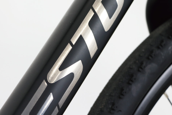 高級感のある金属風のシルバーロゴ。