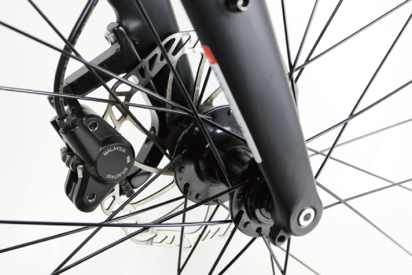 エンド部の強度を高める前後スルーアクスル。