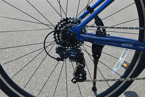 信頼のシマノ製変速機を搭載し、確かな走りを実現。(※写真は旧モデル)