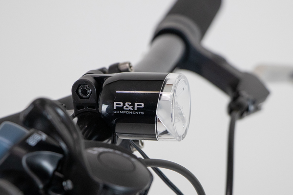 盗難や消し忘れの心配の少ないライトを標準装備！