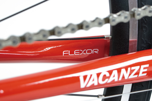 フレームを横扁平に加工し、路面の凹凸に対して縦方向にしなることで振動吸収性と快適性が向上します。