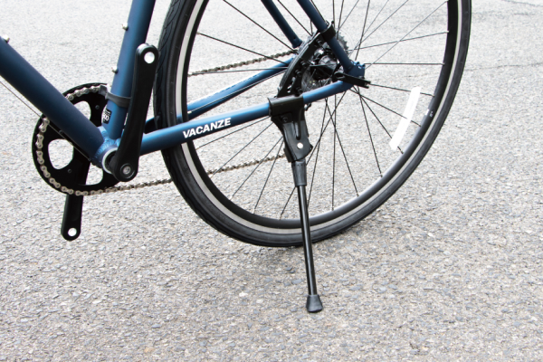 駐輪時に便利なスタンドを標準装備。