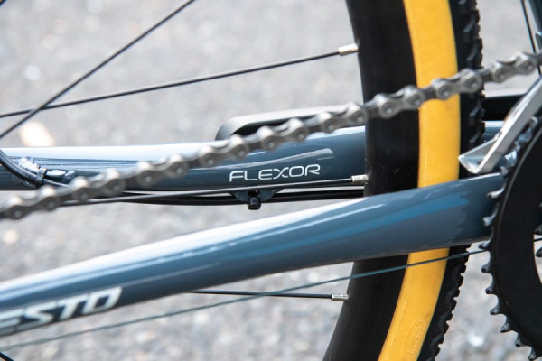 シートステーとチェーンステーを縦方向にしならせることで柔軟に路面状況に追従し、振動吸収性と快適性を向上させています。