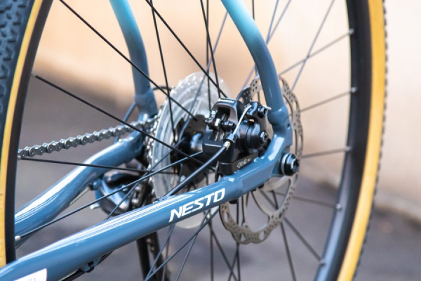 天候に左右されず安定したブレーキ力を発揮するディスクブレーキ。