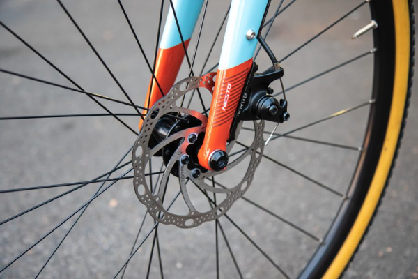 エンド部の強度を高める前後スルーアクスル。