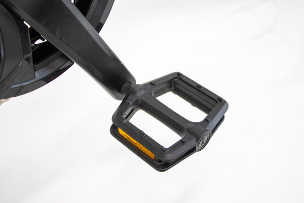 踏み面が大きく安定感のあるフラットペダル。